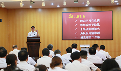 福建省人大黨組書(shū)記、副主任張廣敏在虹潤(rùn)會(huì)議室上黨課